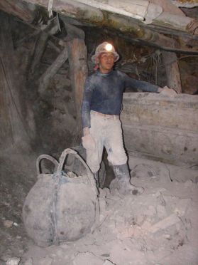 Ces &eacute;normes ''paniers'' remplis de 250 kg de gravas sont ensuite tir&eacute;s &agrave; l'ext&eacute;rieur