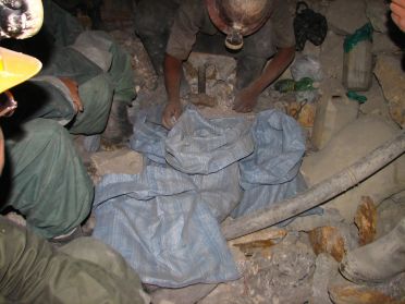 Il travaille seul dans une chaleur &eacute;touffante