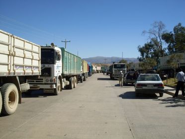 Blocus des routes par les camions &agrave; Potosi