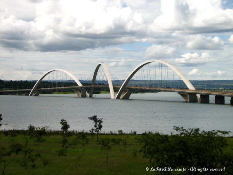 Le pont JK enjambe le lac en son centre