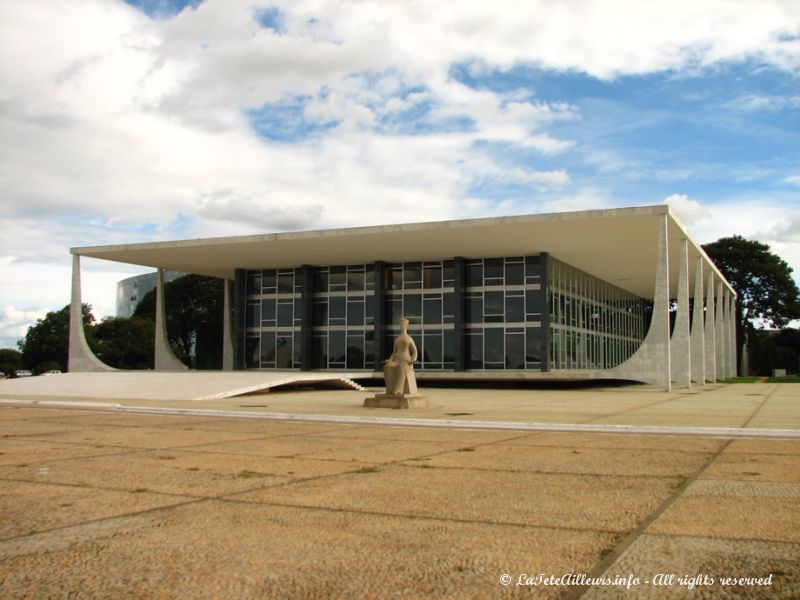 La Cour Suprème, bâtiment du dernier des trois pouvoirs présents autour de la place