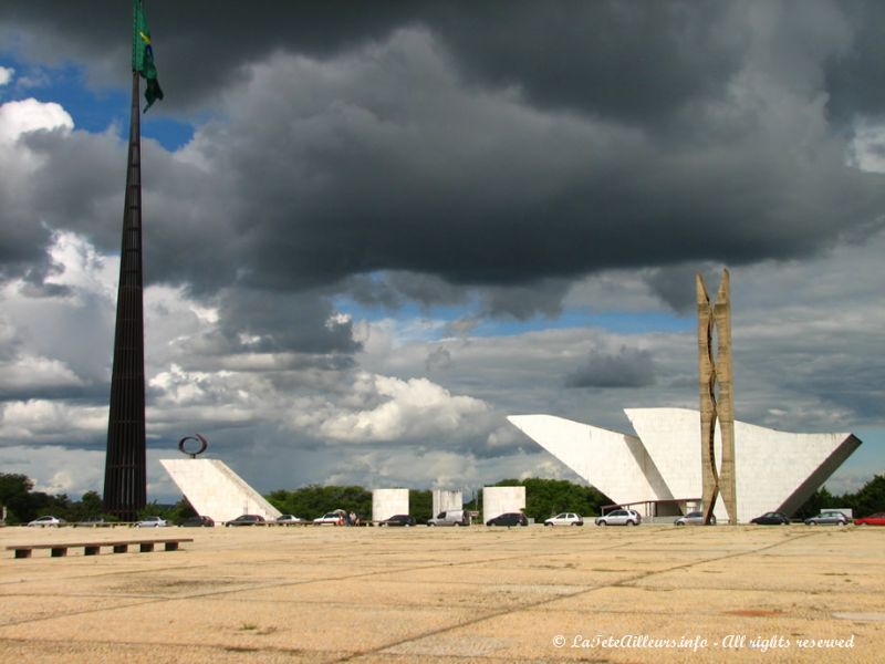 Fermant l'ensemble, le monument de la Liberté