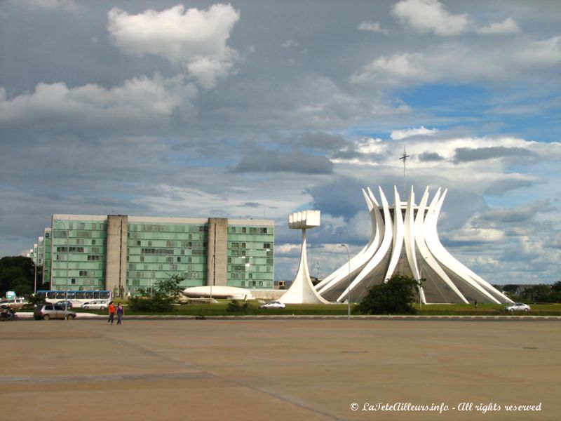 Juste à côté des ministères, la cathédrale de Brasilia