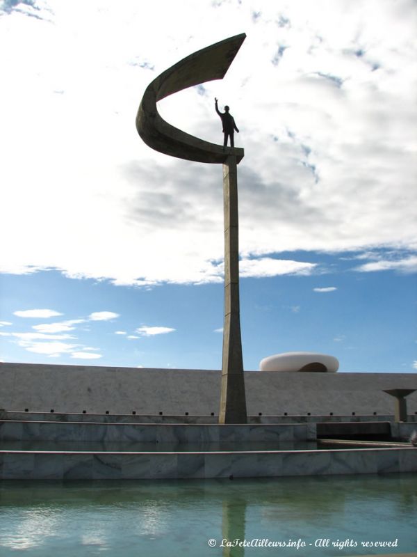 Au mémorial qui lui est dédié, Juscelino Kubischek salue de la main du haut d'une faucille