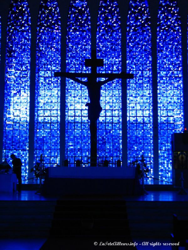 Les milliers de morceaux de verre bleu composant les murs de l'église Dom Bosco lui confère une luminosité incroyable