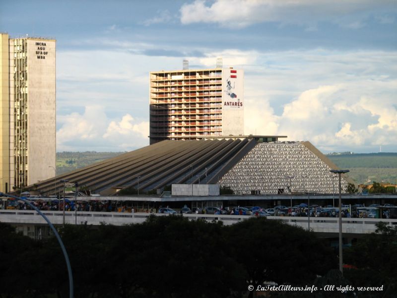 Le théatre national, dont la forme est inspirée d'une pyramide aztèque