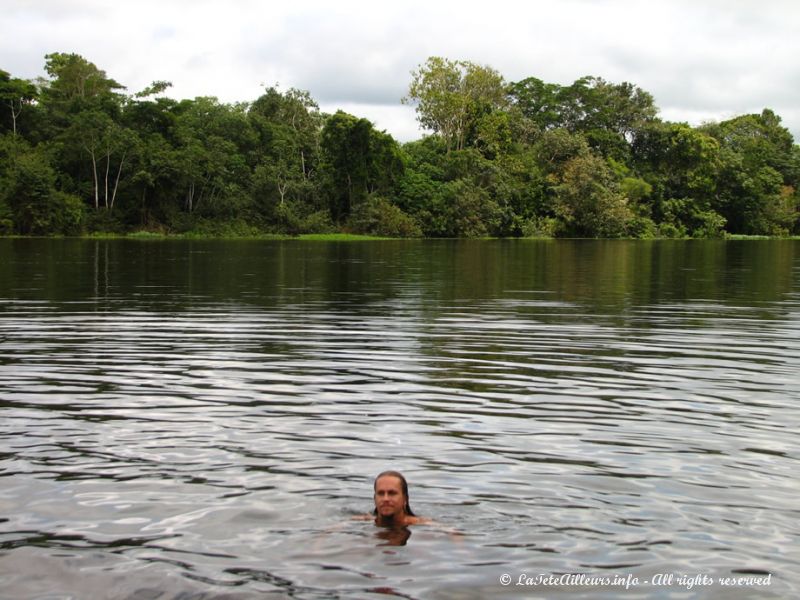 Une petite baignade bien rafraichissante dans les eaux infestées de piranhas et des caimans de la rivière (ça on le saura plus tard !)