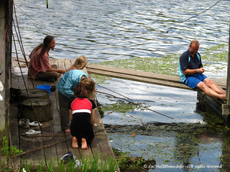 La pêche au piranhas, c'est juste devant l'hôtel que ça se passe, juste à côté d'où on se baignait !