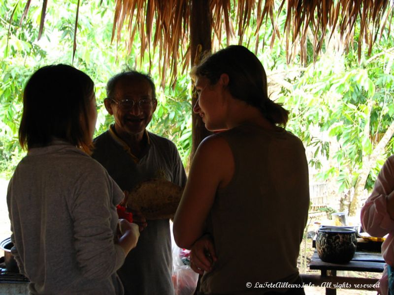 Rebecca discute de la recette de la soupe de tortue avec le père de famille