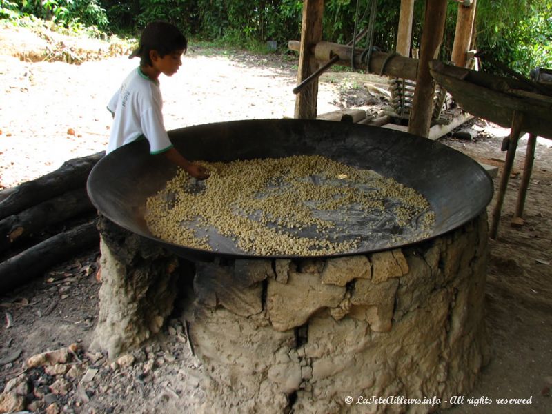 Pour gagner un peu d'argent, cette famille produit artisanalement de la farine de manioc