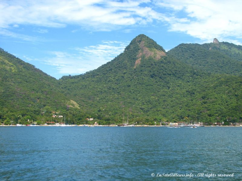 On approche d'Abraão, le plus grand village d'Ilha Grande