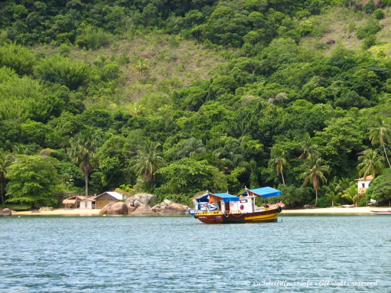 Un bateau typique dans l'enseada das Palmas