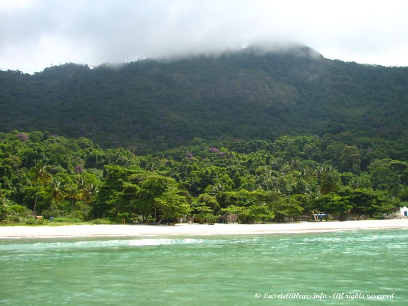 La plage de Demo Aventureiro fait partie d'une réserve biologique