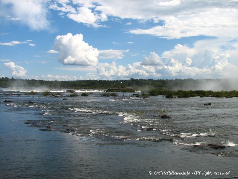 Depuis la partie supérieure de la rivière Iguaçu, on a du mal à imaginer ce qui nous attend plus bas !