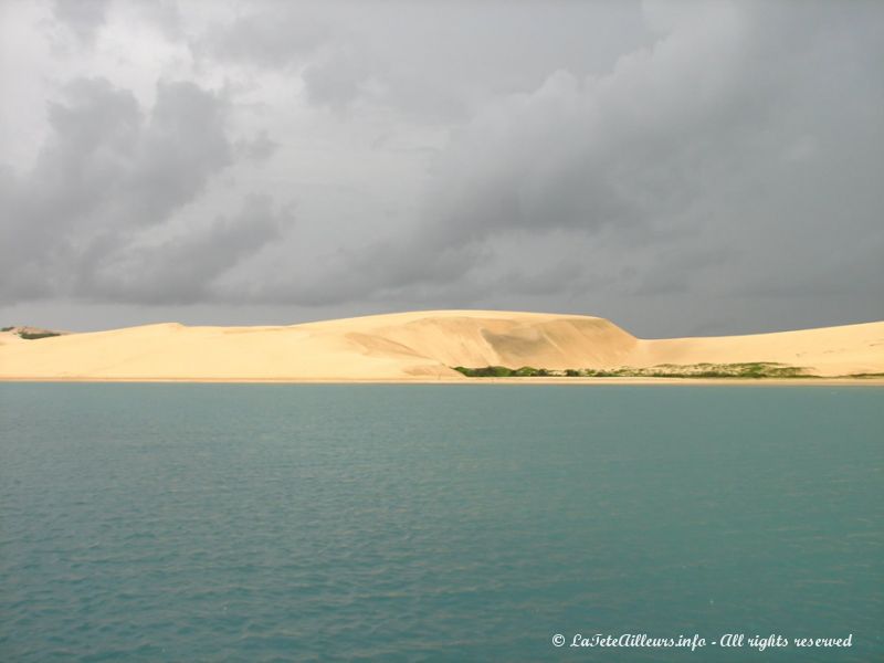 Eaux bleues, dunes oranges... Superbe, malgré le mauvais temps !