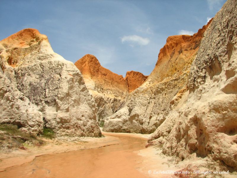 Les 12 teintes de sable de Morro Branco ont rendu cet endroit célèbre au Brésil