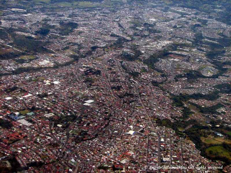 Dernières vues sur San José, la capitale du Costa Rica, depuis l'avion