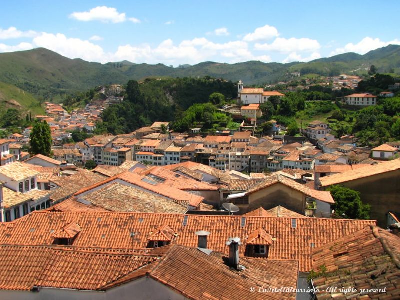 Vue sur les toits de tuile d'Ouro Preto