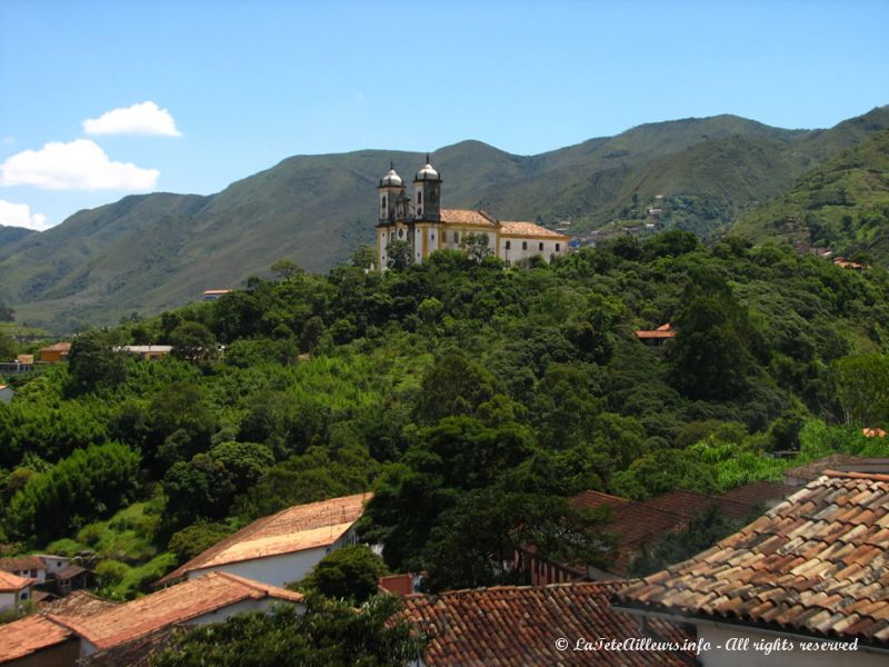 La ville est entourée de collines verdoyantes