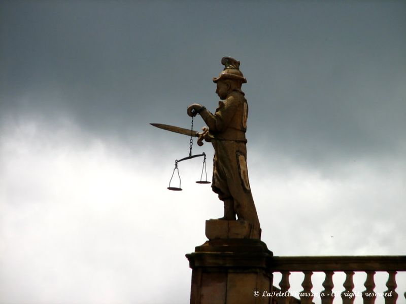 Belle figure sur le fronton du musée de l'Inconfidência