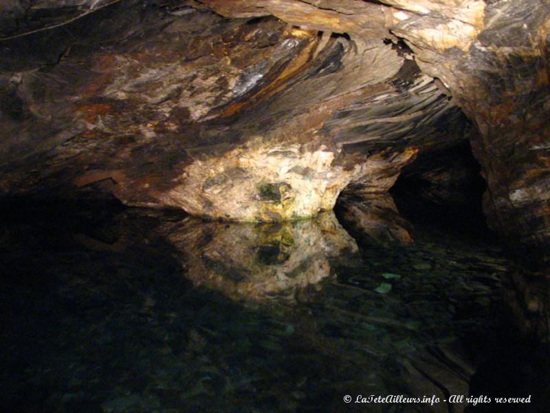 Une bonne partie des galeries sont innondées et ont créé un réseau de lac souterrain où l'on peut plonger