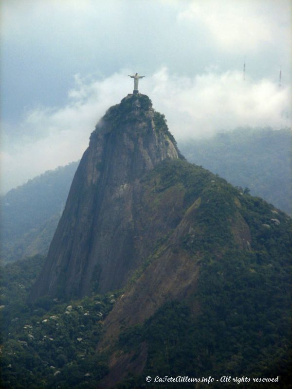 En face, le Christ rédempteur du Corcovado domine la ville...