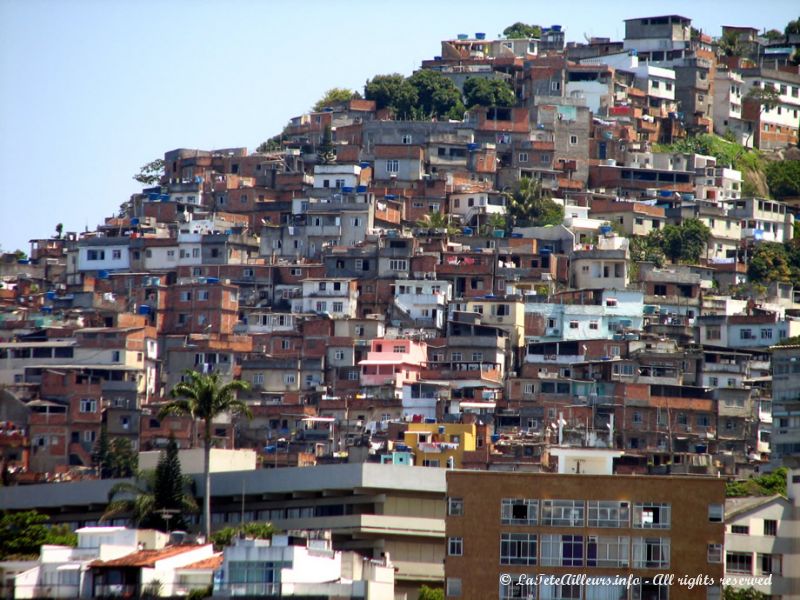 Les favelas s'étendent sur les collines de la ville, en hauteur