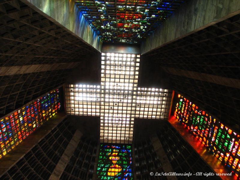 Quatre immenses vitraux tout en hauteur décorent l'intérieur