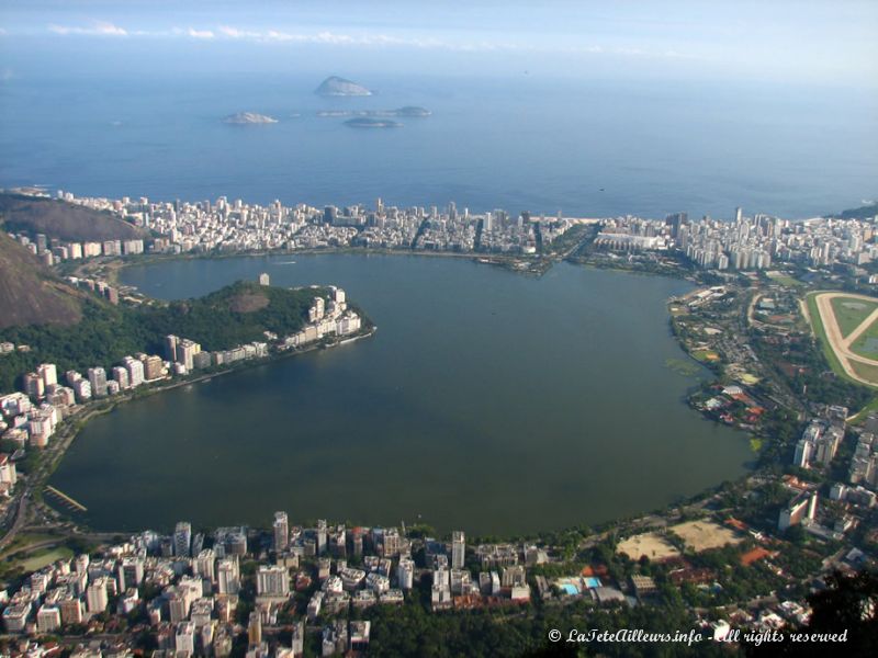 La lagune Rodrigo de Freitas, coupée de l'océan par les quartiers d'Ipanema et Leblon et leur plage