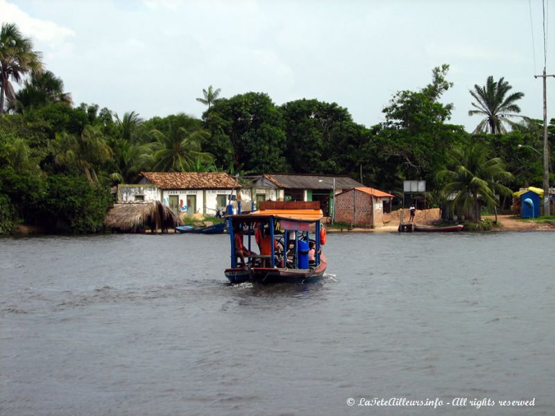 Pour aller au parc, il est nécessaire de traverser une rivière, en barque pour les piétons...