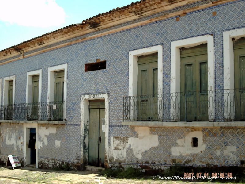 Vestiges des Portugais, de nombreuses maisons arborent encore de beaux azulejos sur leur façade