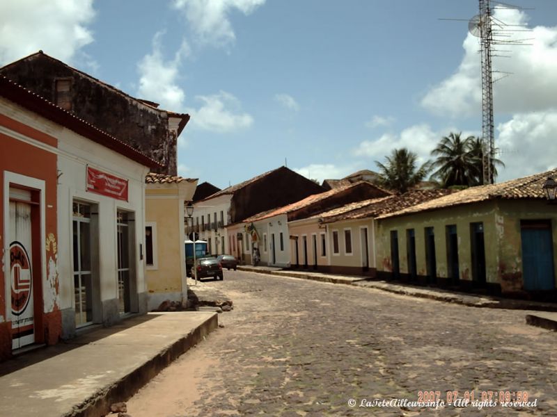 Une rue du village, bordée de petites maisons aux toîts de tuiles rouges