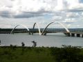 Le pont JK enjambe le lac en son centre