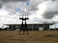 Le palacio do Platano, c'est à dire le palais présidentiel, et, devant, la statue des Guerriers (appelée la ''pince à linge'' par les habitants)