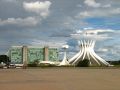 Juste à côté des ministères, la cathédrale de Brasilia
