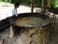 Pour gagner un peu d'argent, cette famille produit artisanalement de la farine de manioc