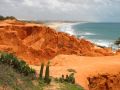 La falaise bordant la plage de Morro Branco est d'une couleur hallucinante !