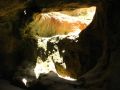 Petite pause à une grotte creusée par la mer et une source d'eau douce à Praia das Fontes