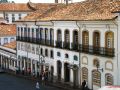 Des encadrements de fenêtres colorés égaient les façades blanches