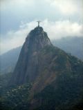 En face, le Christ rédempteur du Corcovado domine la ville...