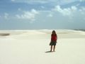 Rebecca prend la pause devant cette superbe étendue de dunes de sable blancs