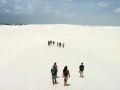 C'est parti pour une petite marche dans les dunes d'une aveuglante blancheur