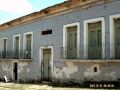 Vestiges des Portugais, de nombreuses maisons arborent encore de beaux azulejos sur leur façade