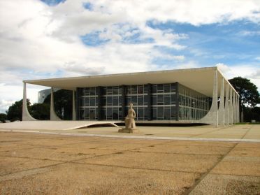 La Cour Supr&egrave;me, b&acirc;timent du dernier des trois pouvoirs pr&eacute;sents autour de la place