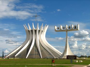 La cath&eacute;drale de Brasilia dont l'architecture est cens&eacute;e rappeler la couronne d'&eacute;pines du Christ