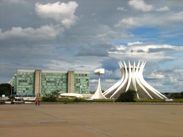 Juste &agrave; c&ocirc;t&eacute; des minist&egrave;res, la cath&eacute;drale de Brasilia