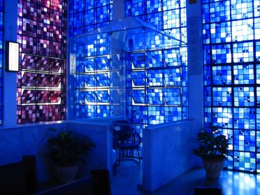 Pour ne pas jurer avec le reste, m&ecirc;me le confessional est en verre !