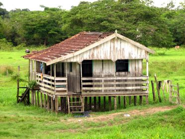 Cette maison n'a pas &eacute;t&eacute; pr&eacute;vue assez haute et doit &ecirc;tre abandonn&eacute;e chaque ann&eacute;e par ses habitants &agrave; la saison des pluies !