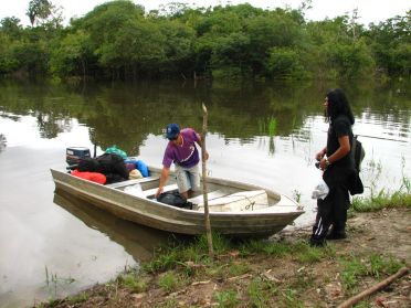 Nos affaires charg&eacute;es dans cette petite barque et c'est parti pour trois jours en Amazonie !