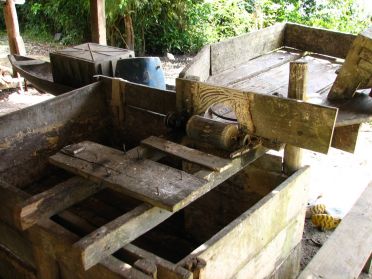 La production de farine de manioc est un dur labeur de 3 &agrave; 6 jours...